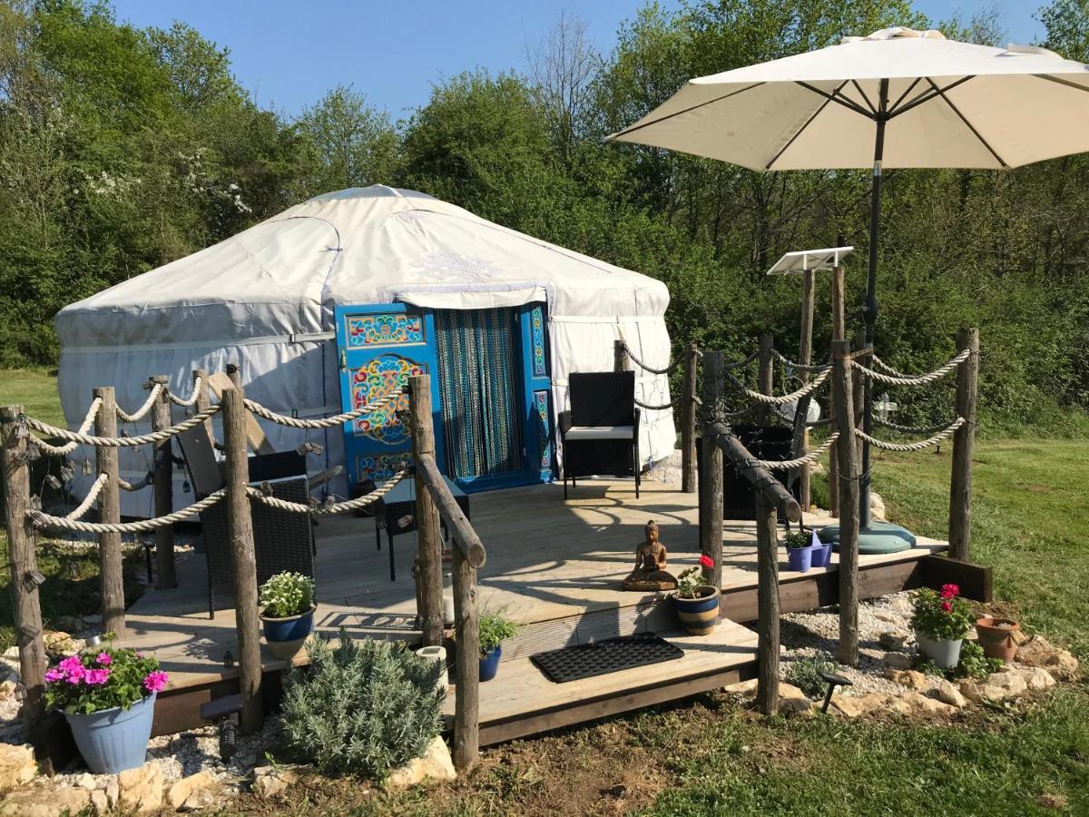 ホテル French Fields Luxury Glamping Original Mongolian Yurt Le-Vieux-Cerier エクステリア 写真