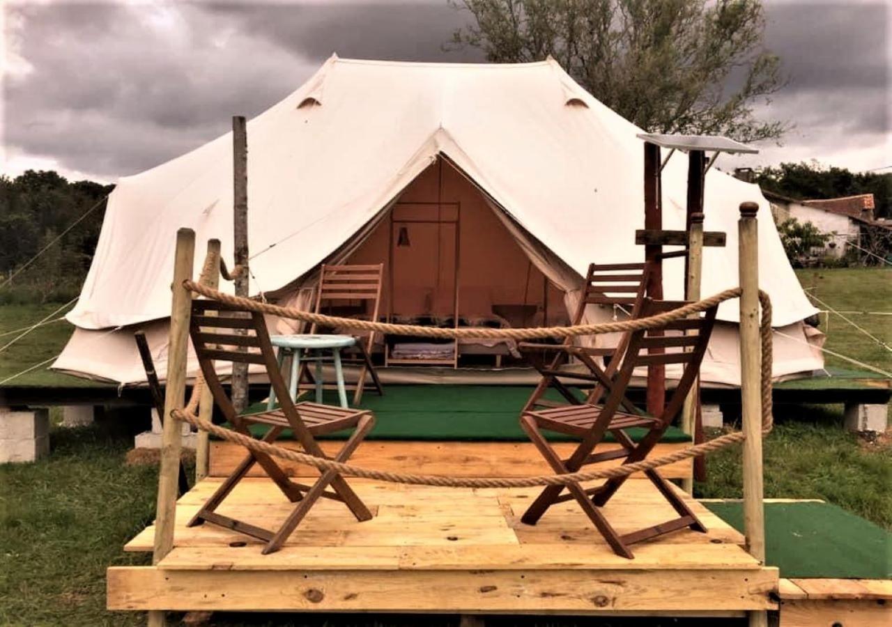 ホテル French Fields Luxury Glamping Original Mongolian Yurt Le-Vieux-Cerier エクステリア 写真